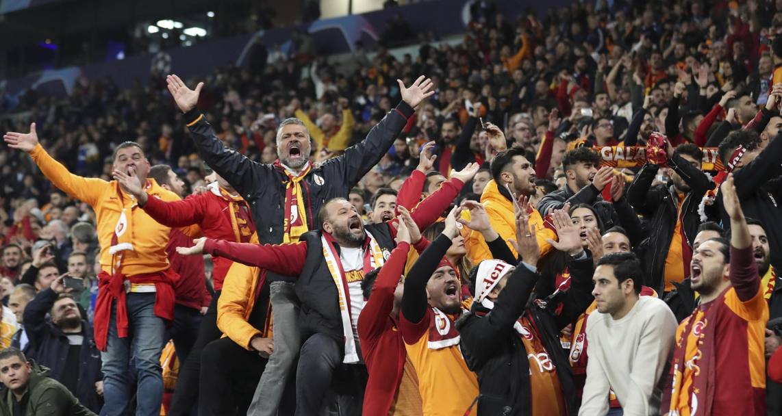 I tifosi del Galatasaray prima della sfida contro lo Schalke 04. Epa